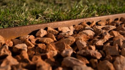 Plastový neviditelný obrubník - hnědý