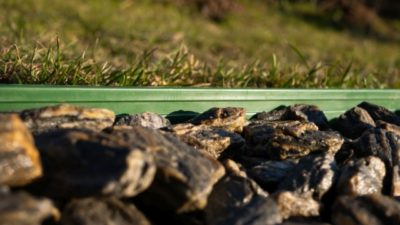 Plastový neviditelný obrubník - zelený