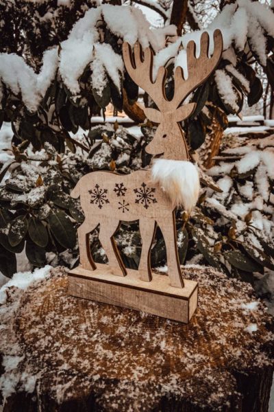 Dřevěný svítící sob - s bílým kožíškem