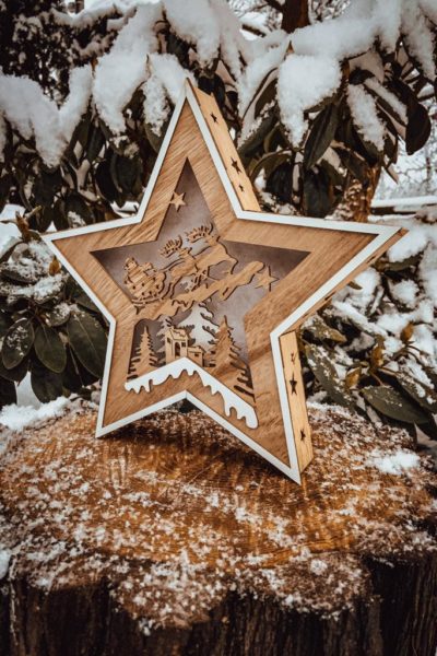 Dřevěná svítící dekorace hvězda - Santa Claus na saních