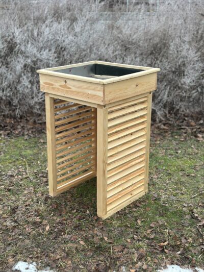 Přístřešek na popelnici se zelenou střechou